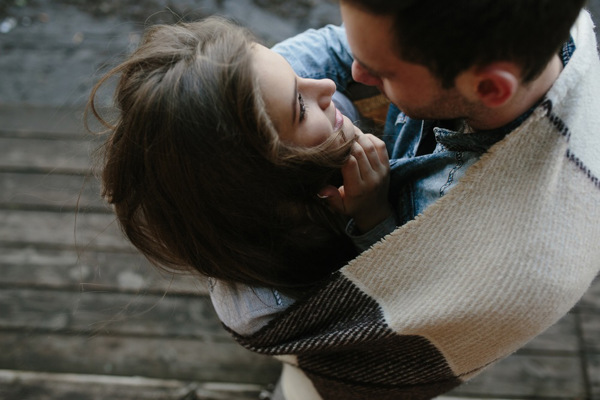 couples retreat hugging